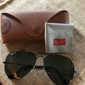 Black Polarized Ray-Ban Large Metal Aviators.